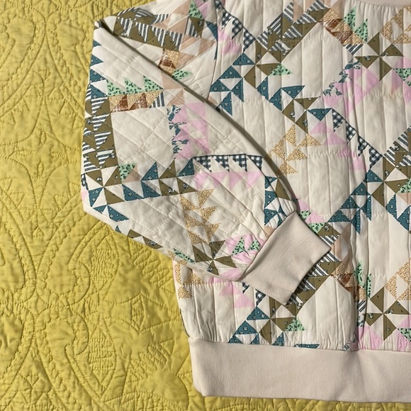 Universal thread quilted look sweatshirt - Picture 4 of 5